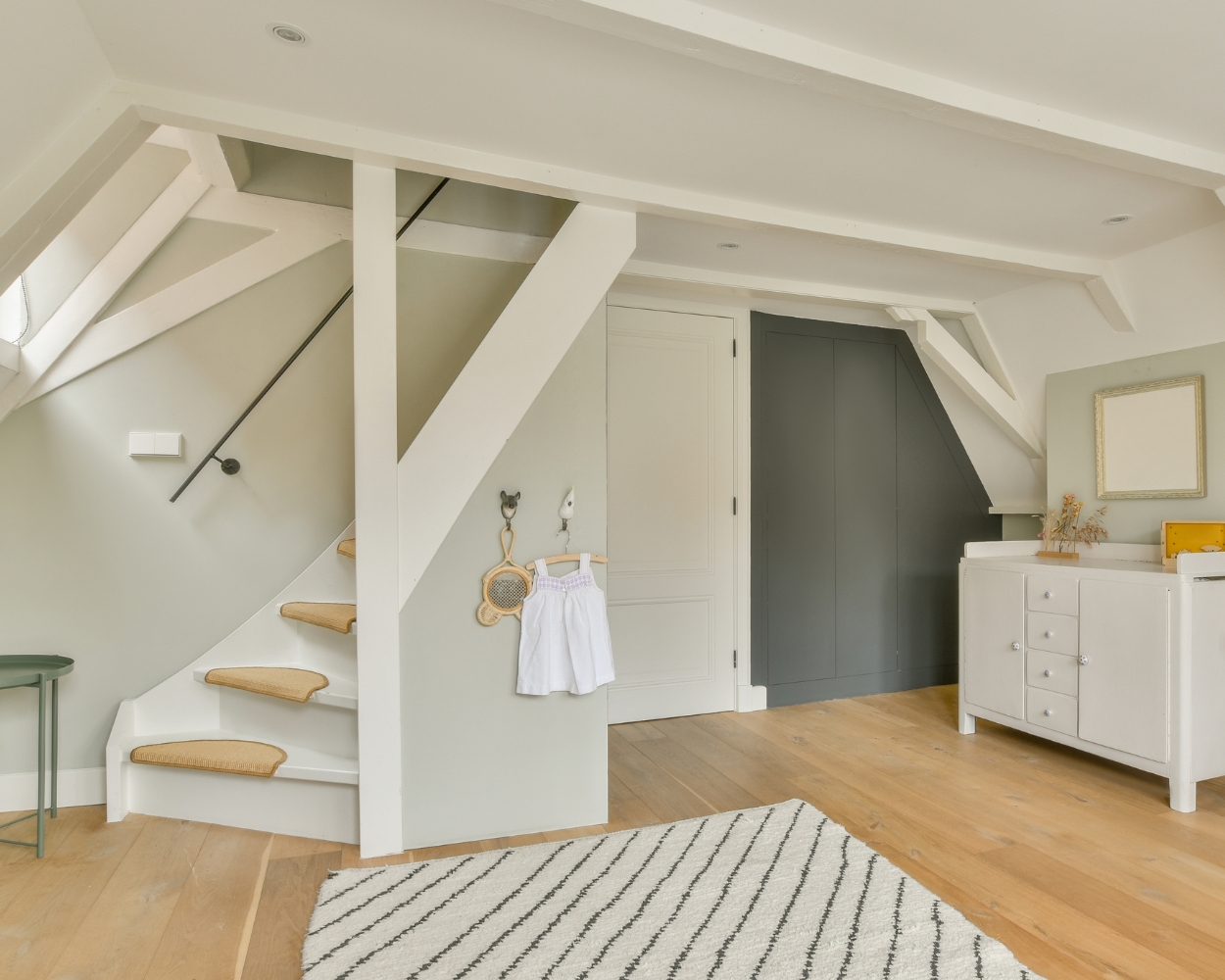 Aménager la chambre de bébé mansardée