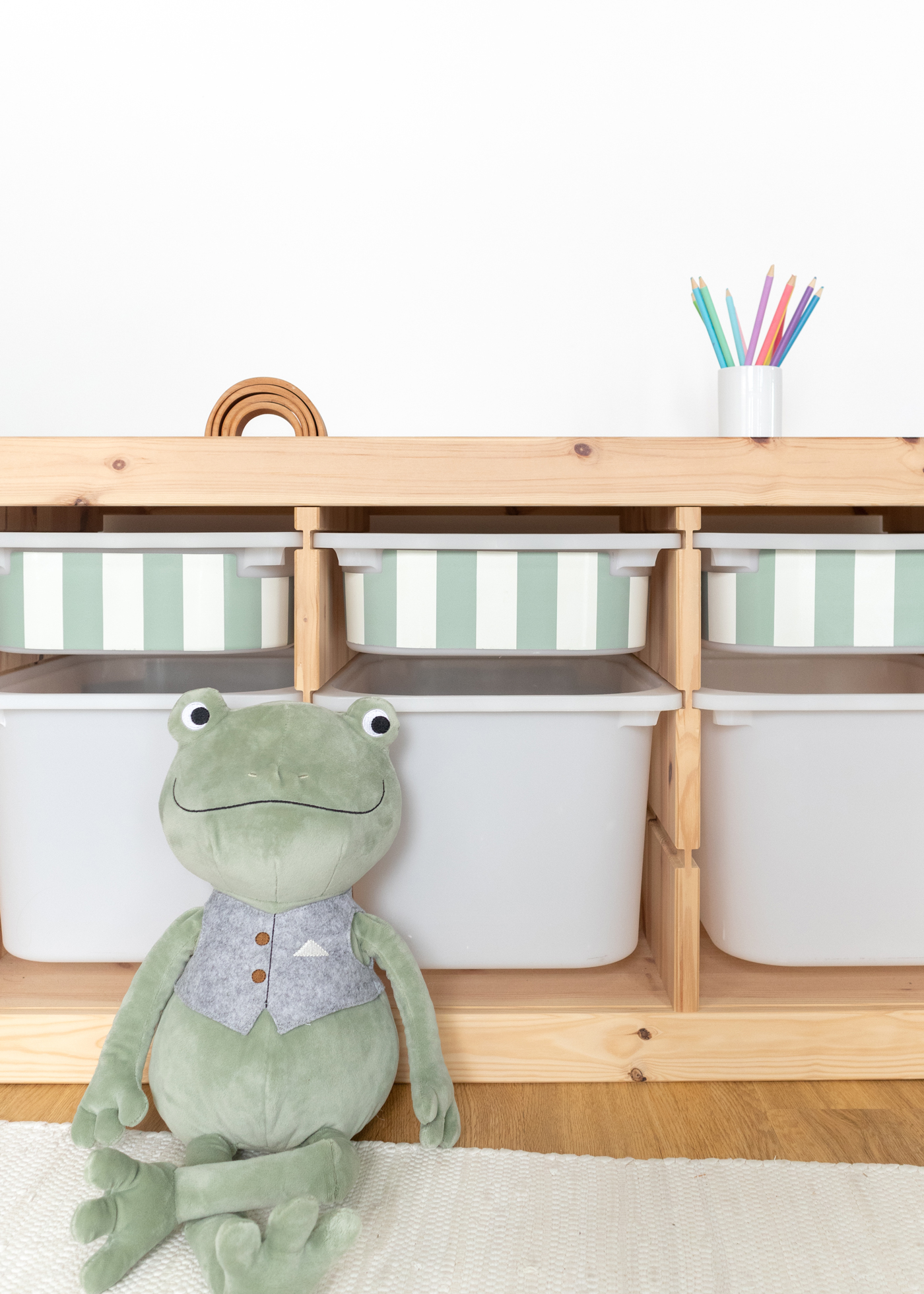 Bunte Klebefolie für IKEA TROFAST Boxen mit Streifenmuster Grüne Klebefolie für IKEA TROFAST Boxen mit Streifenmuster, verleiht frische Farben
