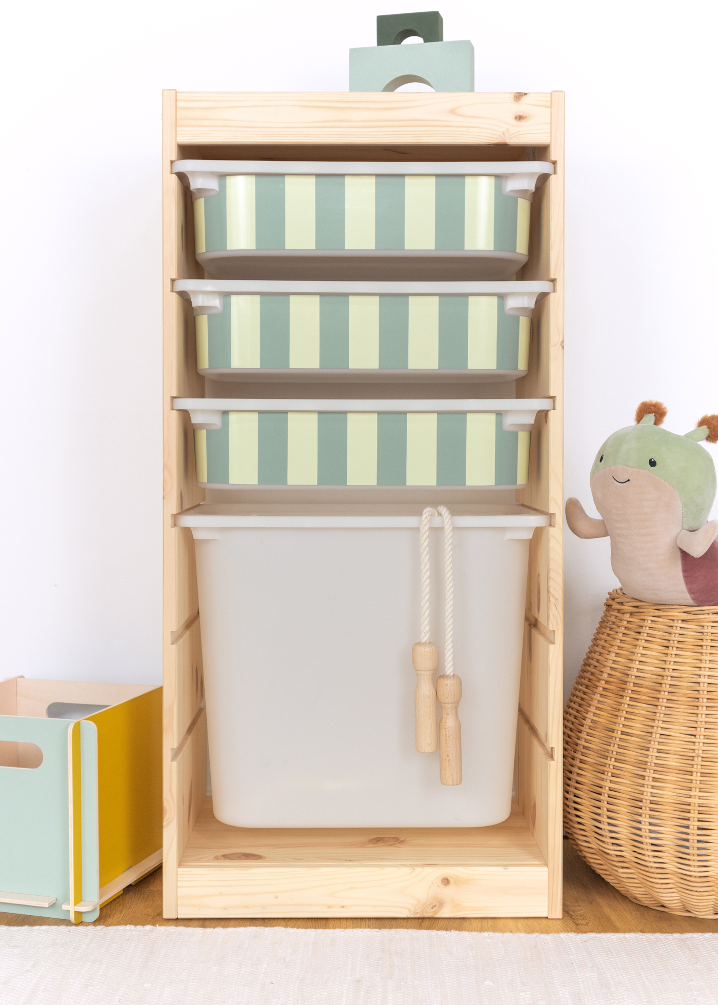 Kinder-Aufbewahrungsbox mit grünem Streifenmuster im TROFAST Regal Aufbewahrungsbox im IKEA TROFAST Regal, bedruckt mit einem frischen grünen Streifenmuster.