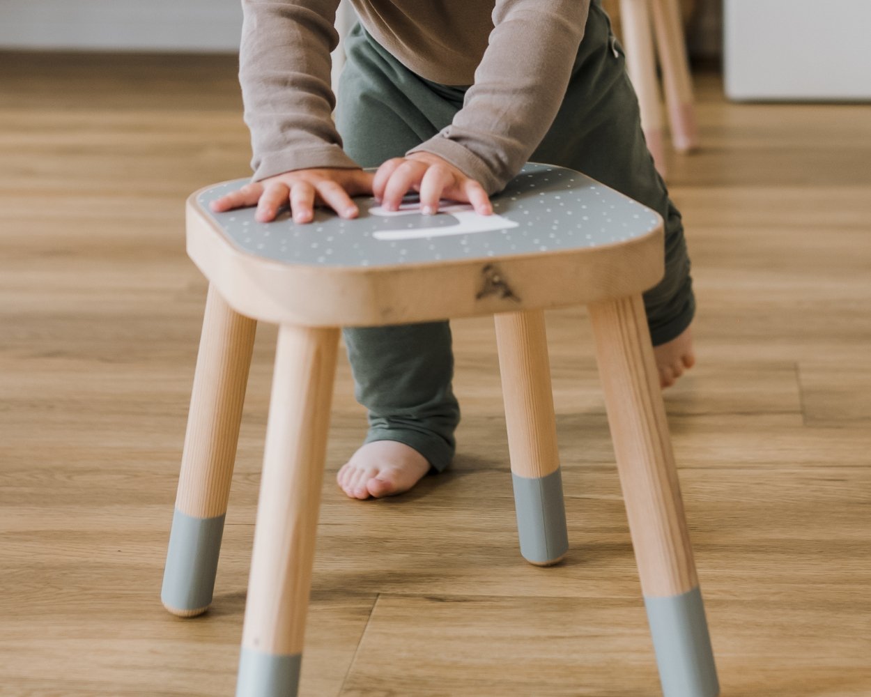 Laufen lernen mit IKEA FLISAT Hocker