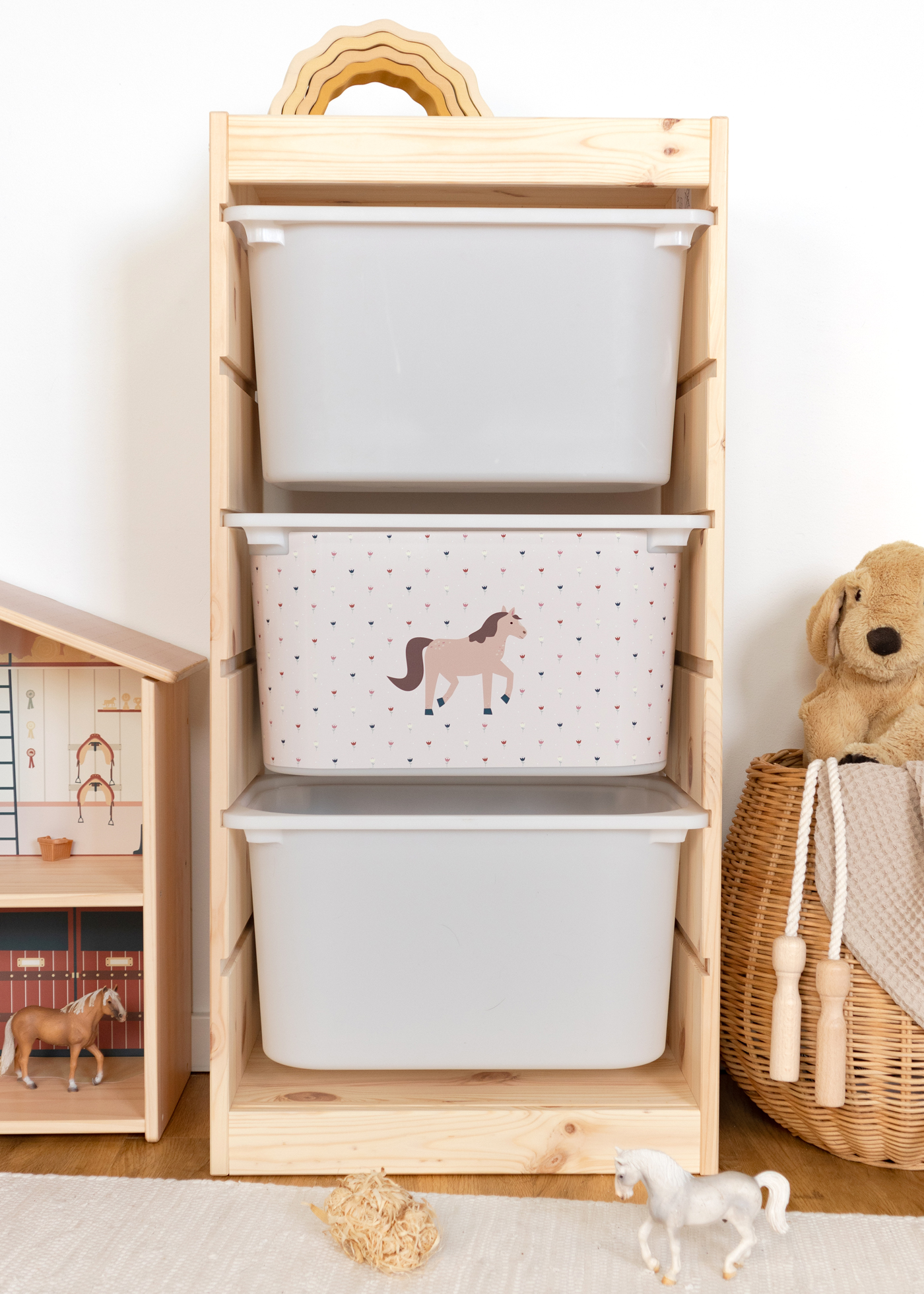 Rosa Box mit Pferd im IKEA TROFAST Regal Aufbewahrungsbox im TROFAST Regalsystem von IKEA, dekoriert mit einem verspielten Pferd.