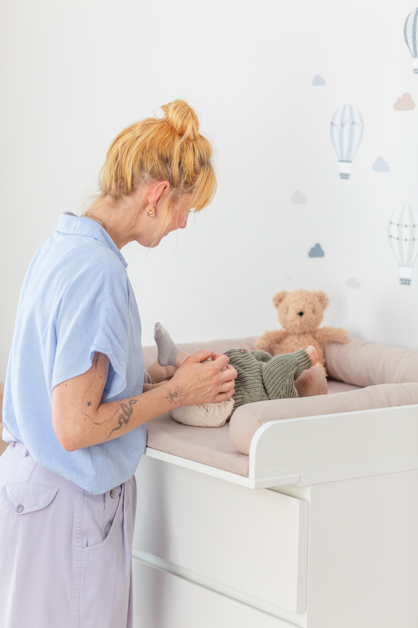 baby changing table, nursery dresser, cotton top, pastel blue, bear toy, Kinderkommode, Baby-Wickeltisch, Wickelauflage, Kleinkind, Teddy
