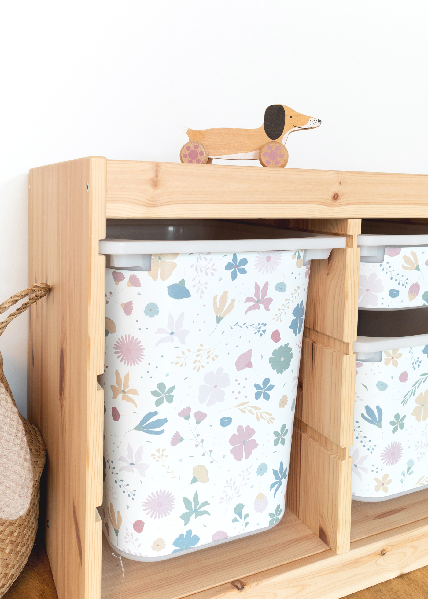 Blumenmuster IKEA TROFAST Regal Ein IKEA TROFAST Regal steht in einem Zimmer, beschmĂĽckt mit einer bunten Klebefolie mit Blumenmotiv