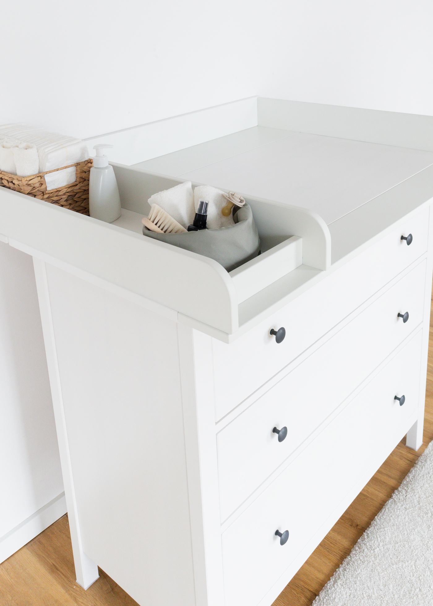 Wickelaufsatz für die Ikea Hemnes Kommode Eine weiße IKEA HEMNES Kommode mit Wickelaufsatz