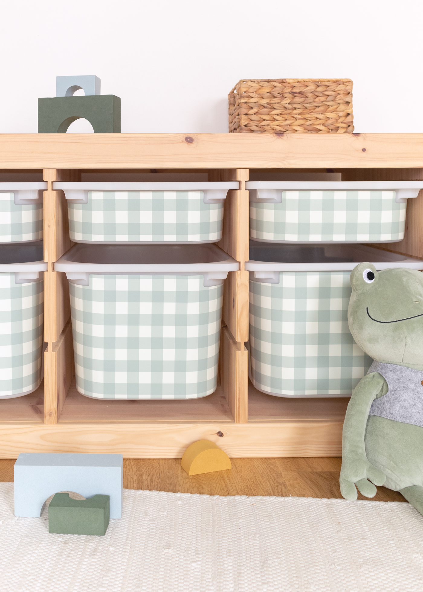 IKEA TROFAST Boxen mit selbstklebendem Karomuster IKEA TROFAST Boxen mit selbstklebendem Karomuster verschönern
