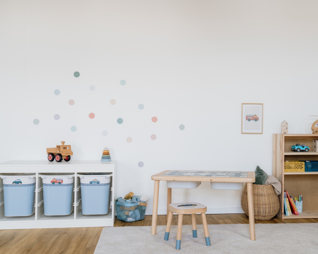 Das Kinderzimmer für Jungs Ein Kinderzimmer für Jungs mit blauen Aufbewahrungsboxen des Ikea Trofast Regals, einem Tisch und Hockern mit Motiven für Jungen