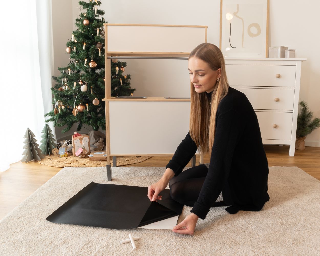 Tafelfolie für Weihnachtsmarktstand abziehen 