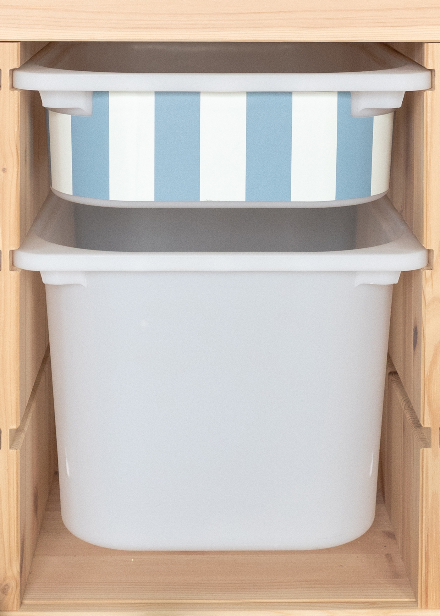 Dezente Klebefolie für IKEA TROFAST Boxen mit buntem Streifenmuster, perfekt für jedes Zuhause Dezente Klebefolie für IKEA TROFAST Boxen mit buntem Streifenmuster, perfekt für jedes Zuhause