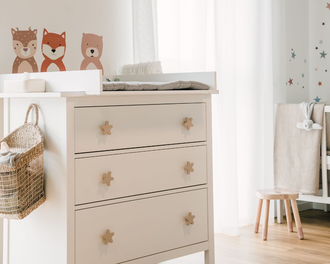 Wickelkommode im Babyzimmer dekorieren Wickelkommode im Babyzimmer dekorieren