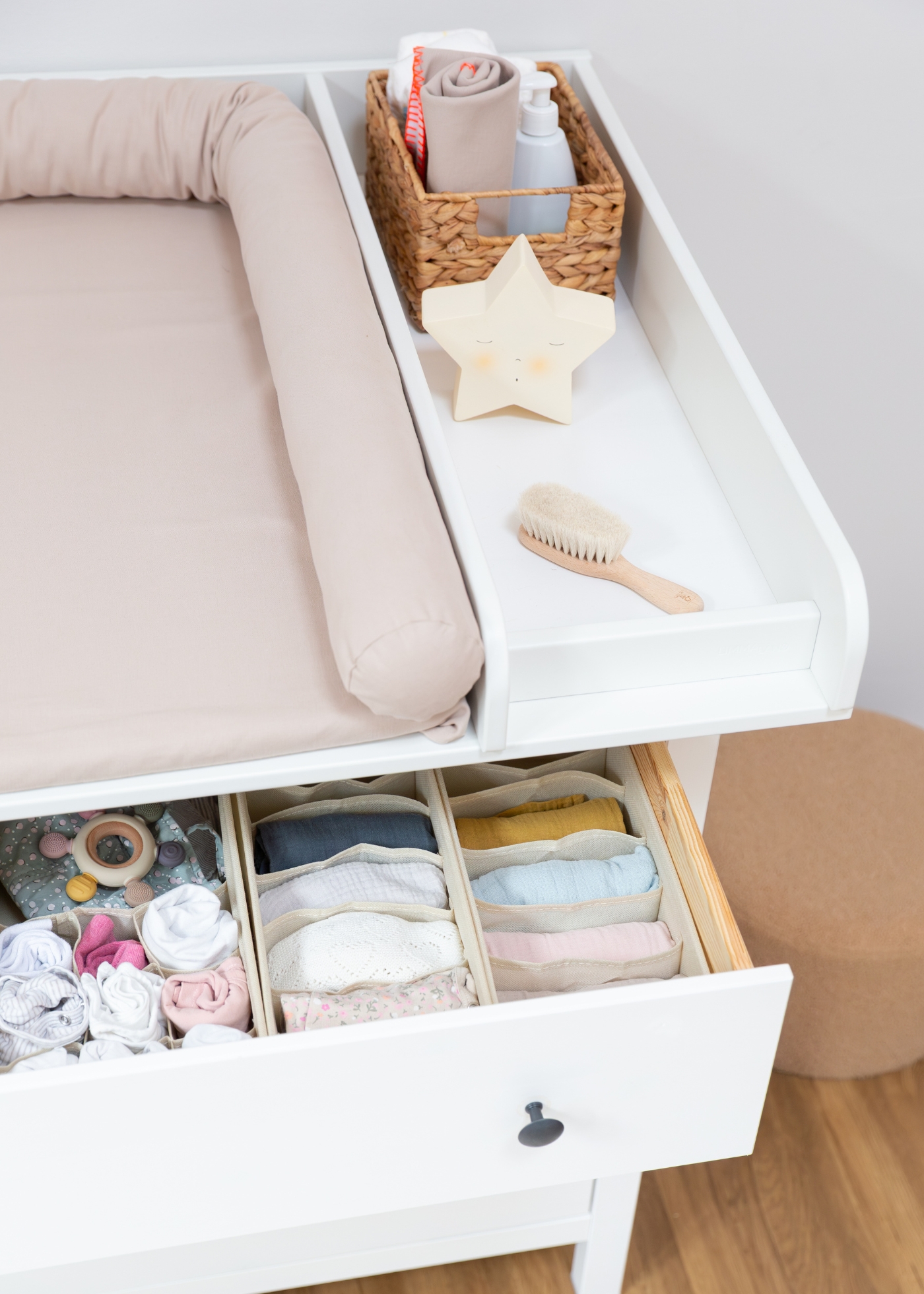 Wickeltisch mit Auflage und Körben