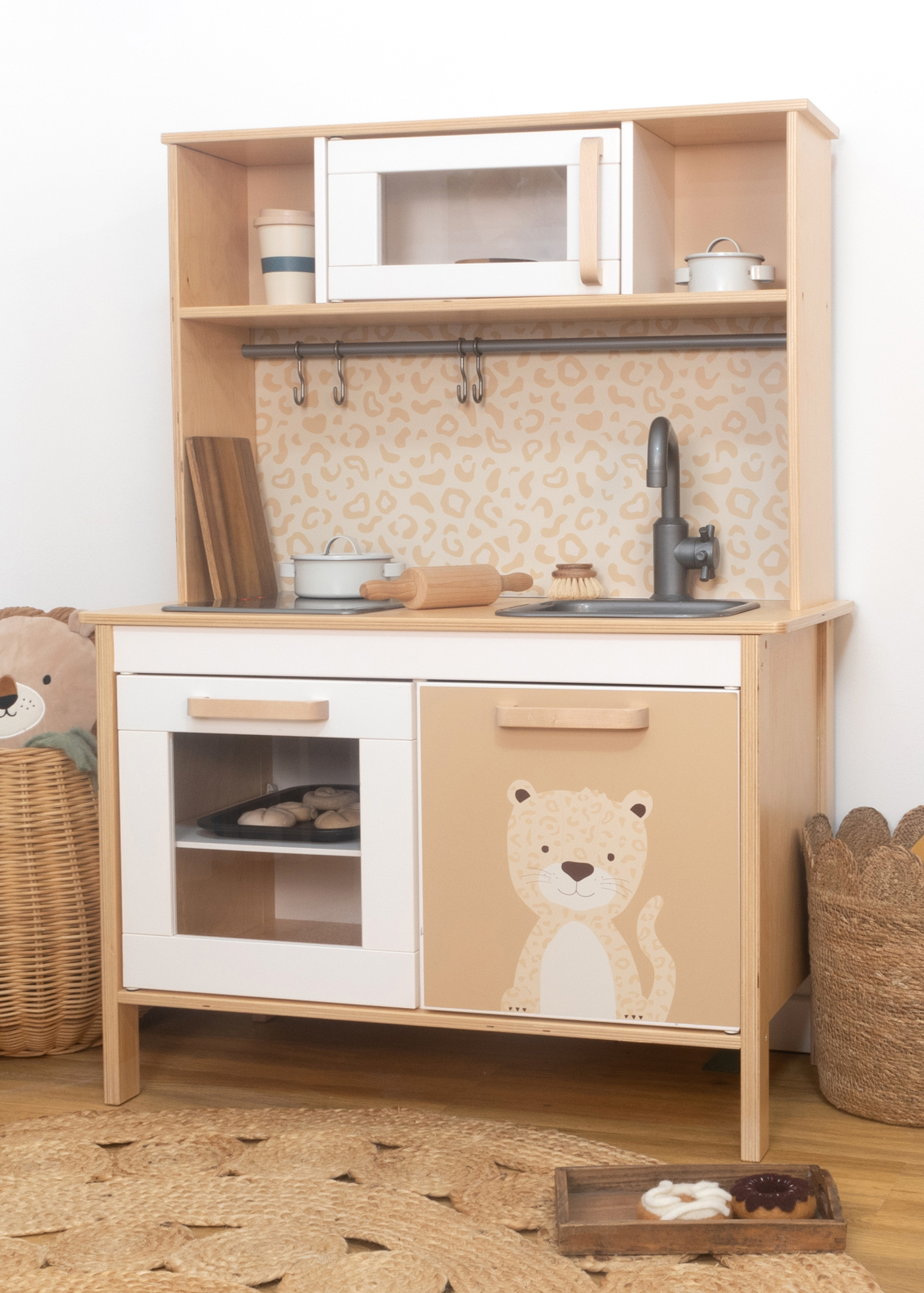 Selbstklebende Küchenfolie in kindgerechter Leoparden Optik Schöne Folie mit niedlichem Design, perfekt für IKEA Duktig Küchen Leopradenmuster