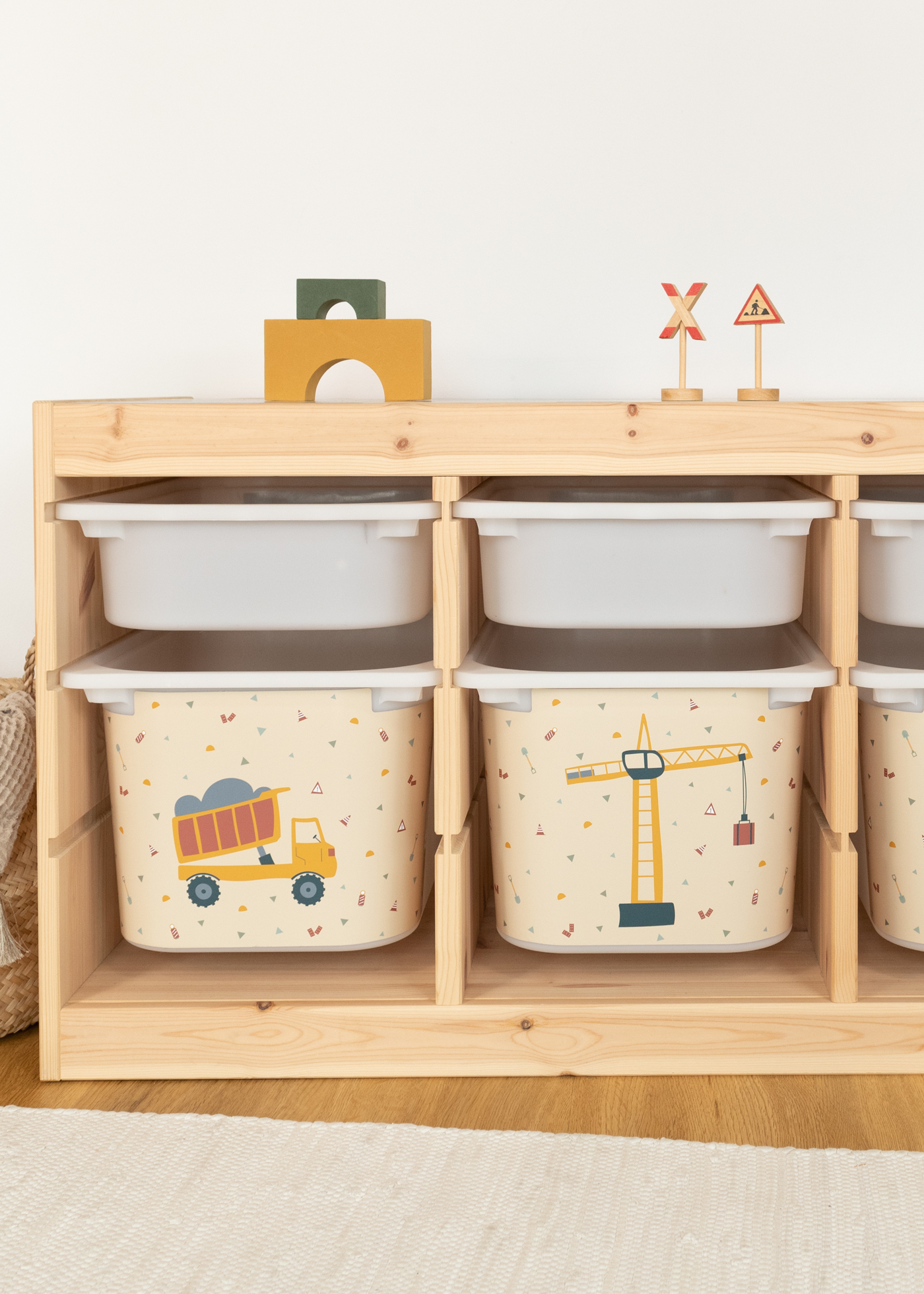 TROFAST Regal mit Bagger-Aufbewahrung IKEA TROFAST Regal mit beige Aufbewahrungsbox und Baggermotiv.