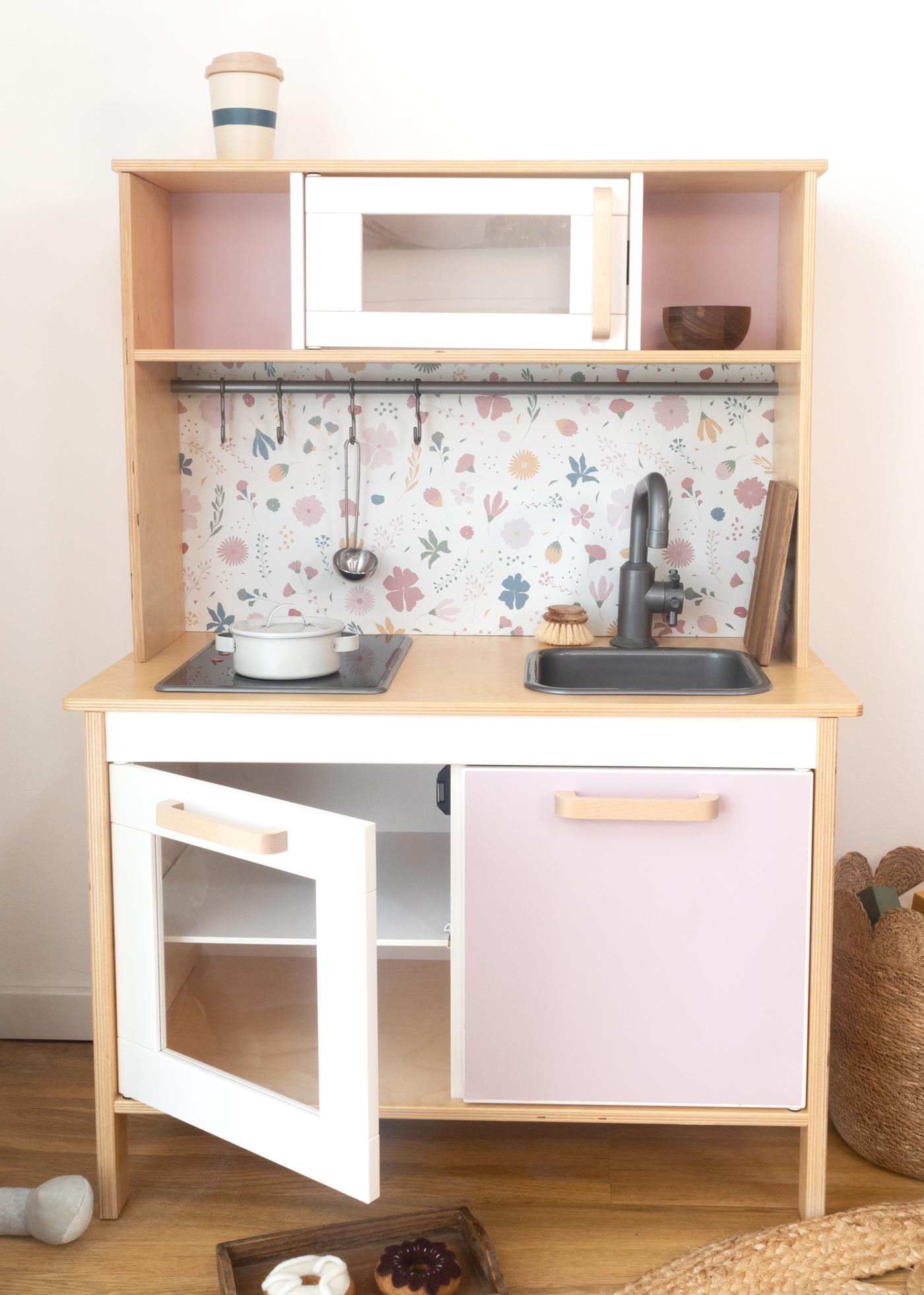 Schöne Klebefolie für die individuelle Gestaltung der IKEA Duktig Kinderküche. Rosa Klebefolie für IKEA Duktig Kinderküche in modernem Design Rosa