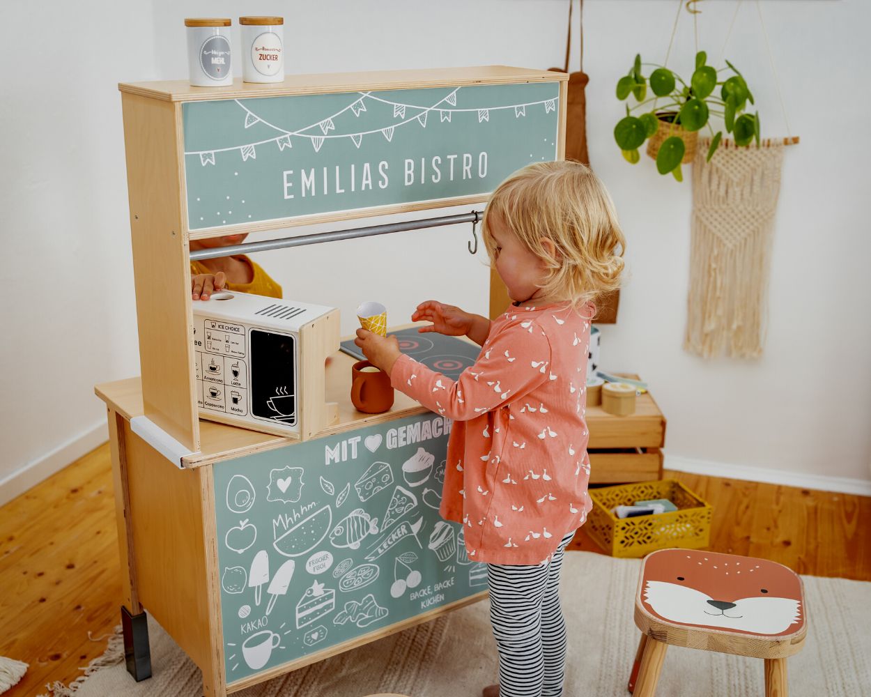 Rückseite der Kinderküche bekleben