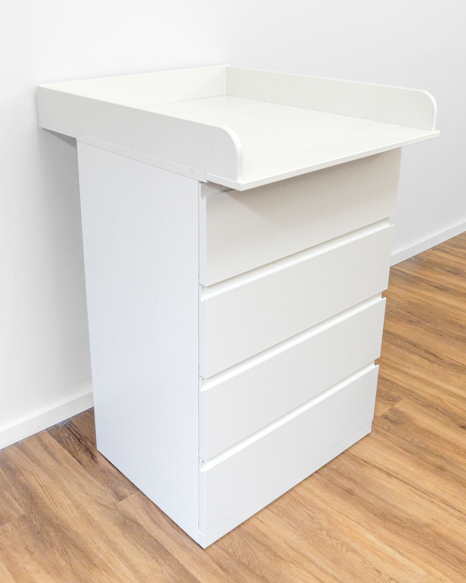 weißer Schrank, Schubladen, Waschtisch?, Holzboden, Flach verpackte Möbel