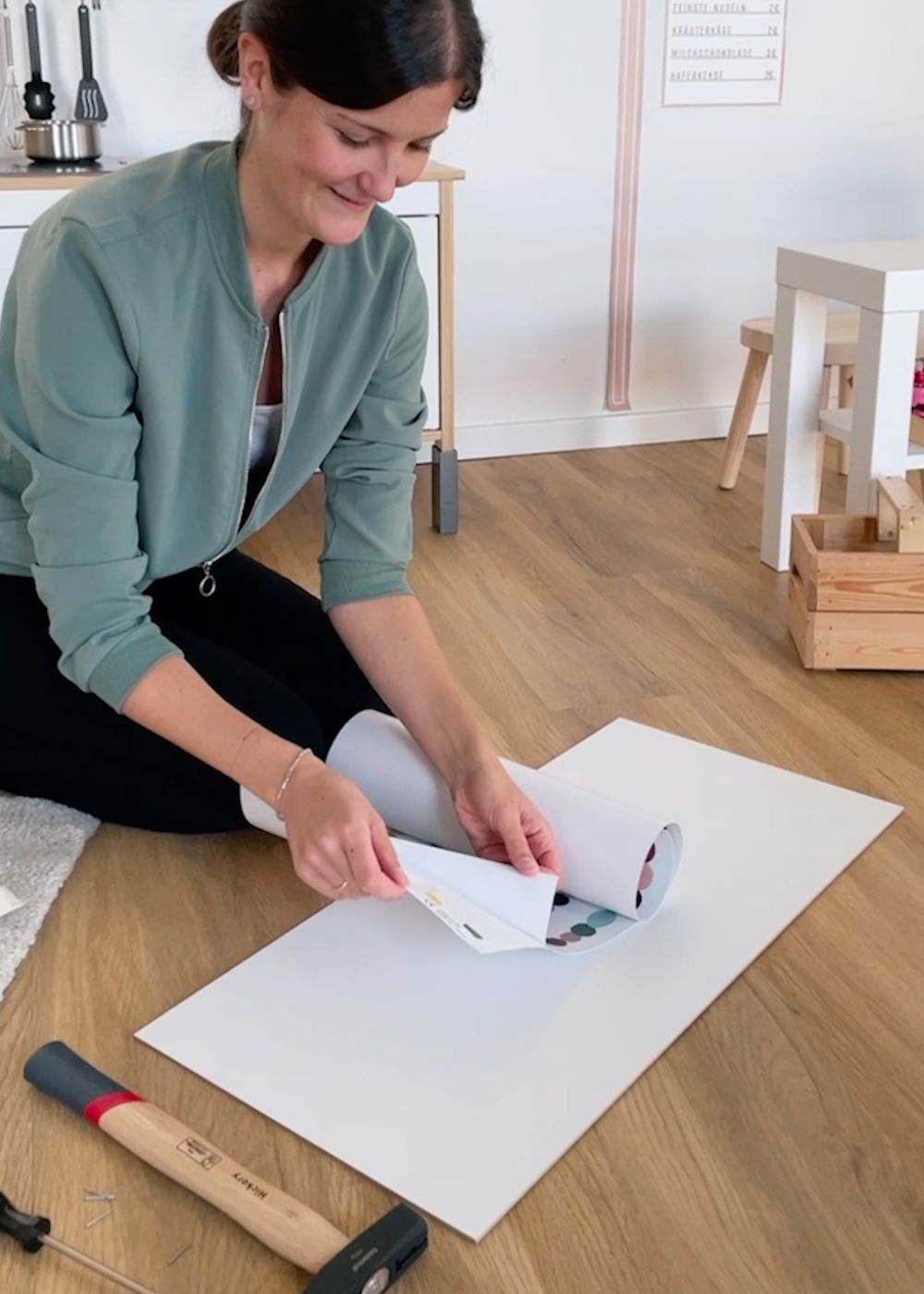 Kinderkueche Spritzschutz bekleben Kinderkueche Spritzschutz bekleben