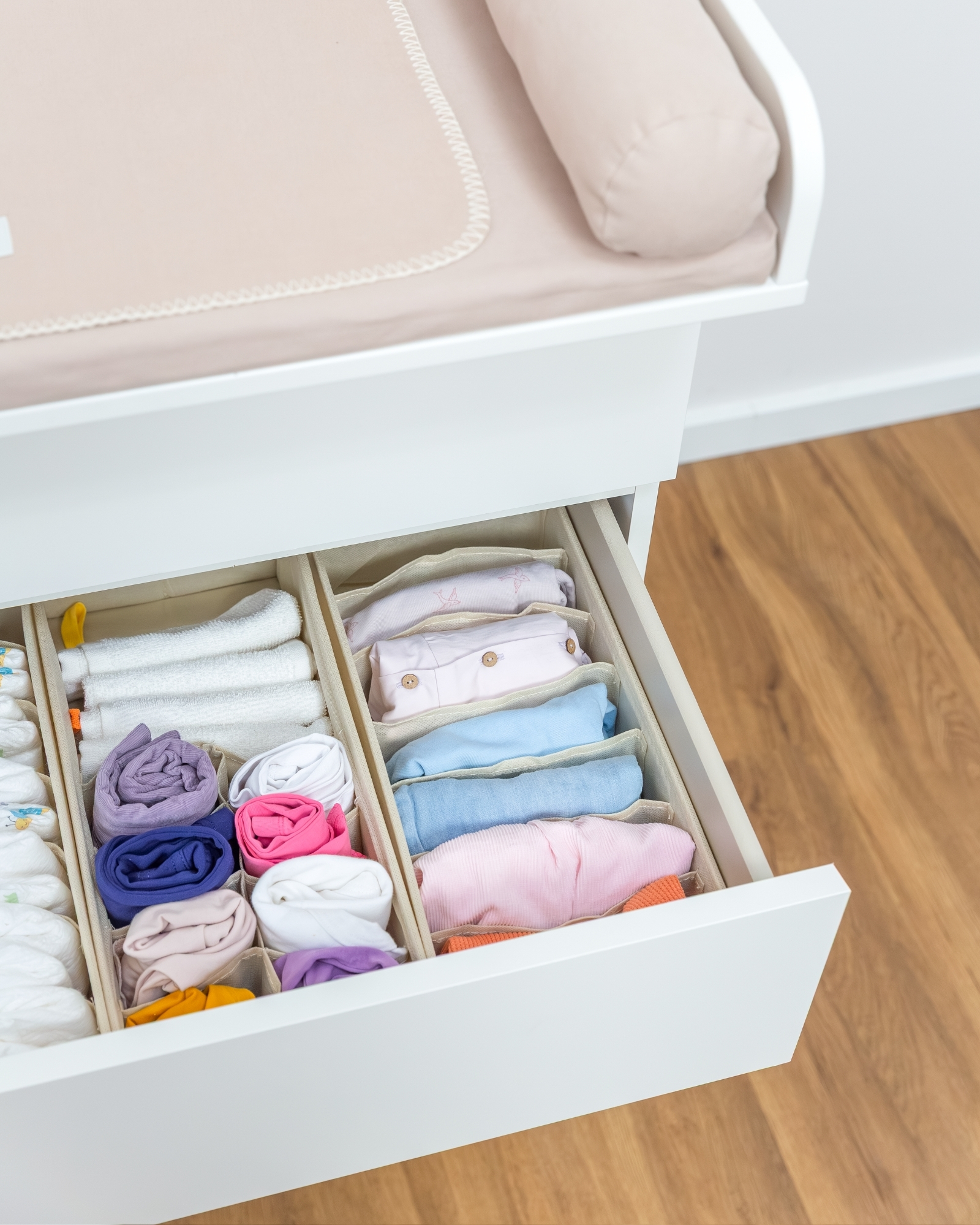 Schubladenorganisation, Baby-Kleidung, Weißholz-Schublade, Aufbewahrung, Kleidungstapeten