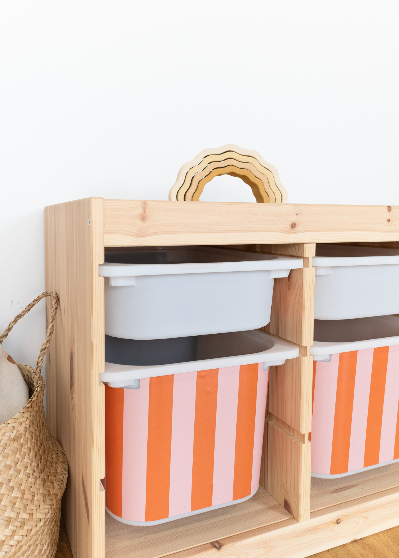 Rote Klebefolie mit Streifenmuster für IKEA TROFAST Boxen und Regal Klebefolie mit Streifenmuster in Rot für IKEA TROFAST Regal