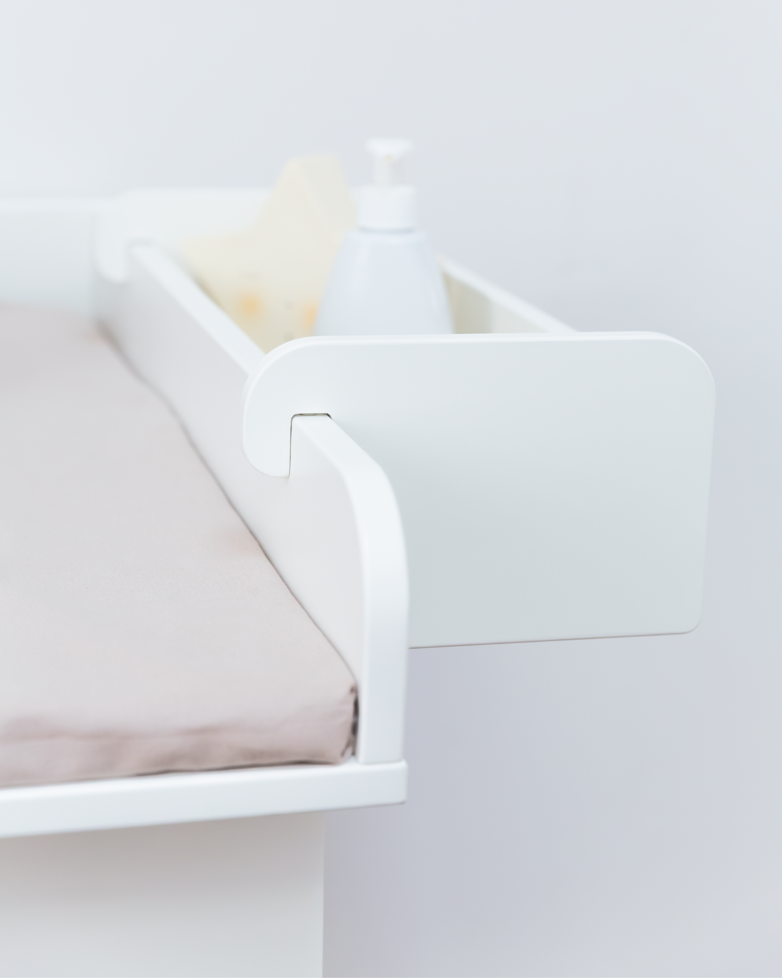 Baby-Wechseltisch, Wickelauflage, weißes Möbelstück, Bad-Organizer, Badzubehör