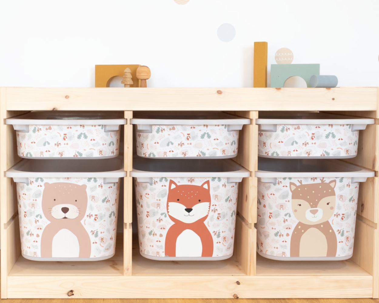 Ein Ikea Trofast Regal mit passender Klebefolie von Limmaland mit Tiermotiven für das Kinderzimmer Tiere: Waldtiere