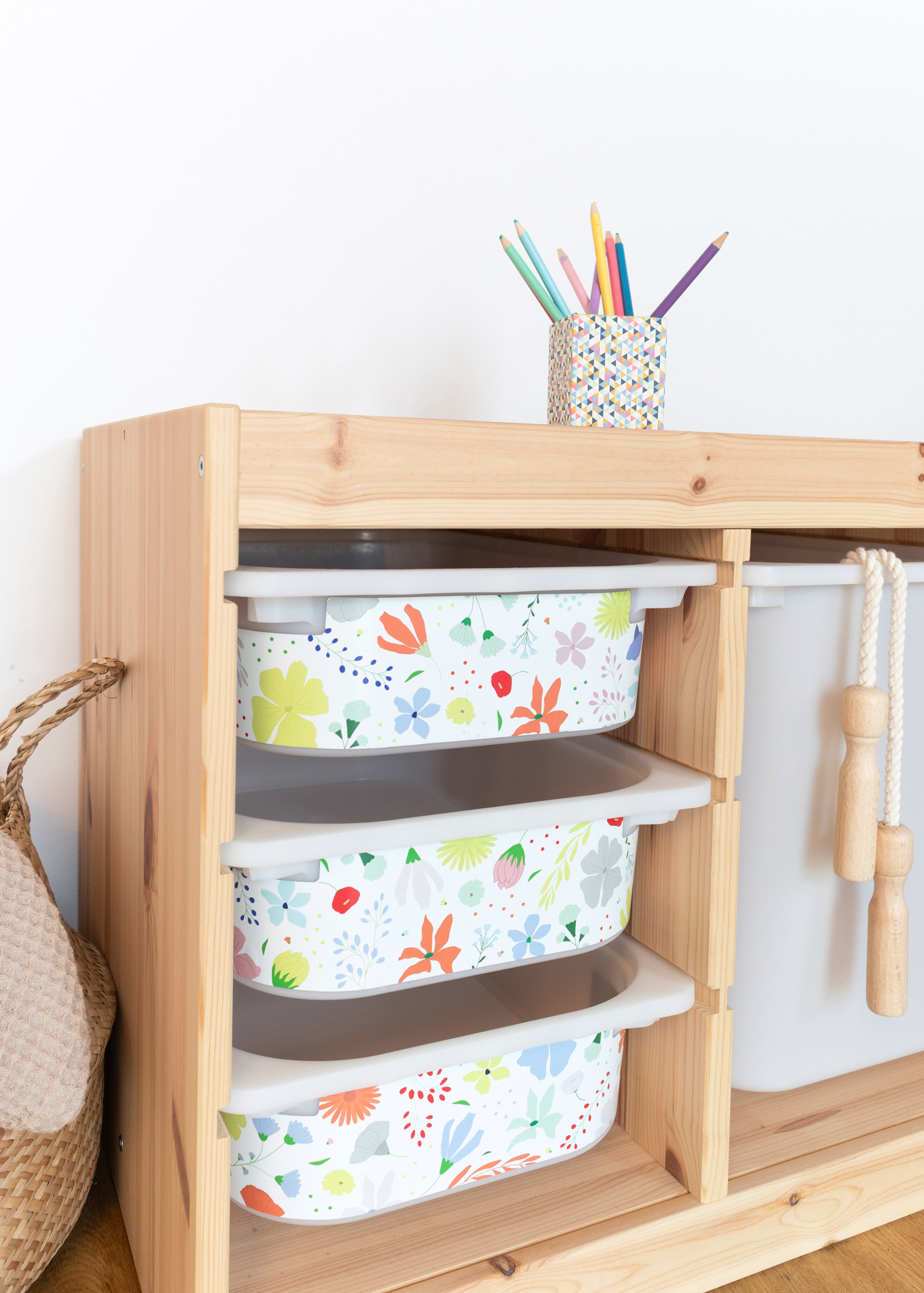 Klebefolie mit Blumenmuster fĂĽr IKEA TROFAST Box Ein IKEA TROFAST Regal im Raum, beklebt mit einer farbenfrohen Folie mit Blumenmotiven.
