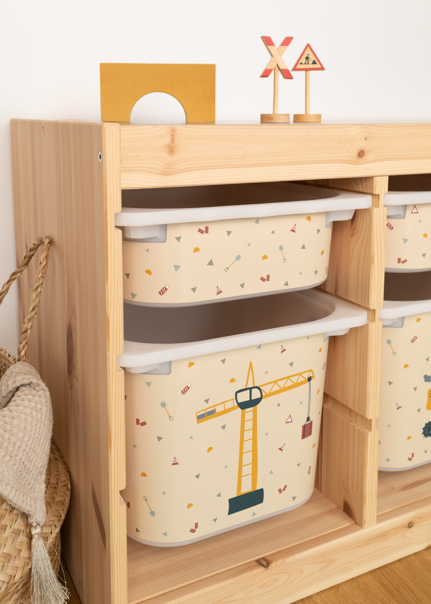 Beige Kran-Box im TROFAST Regalsystem Beige Aufbewahrungsbox mit Kran-Design im IKEA TROFAST Regal.