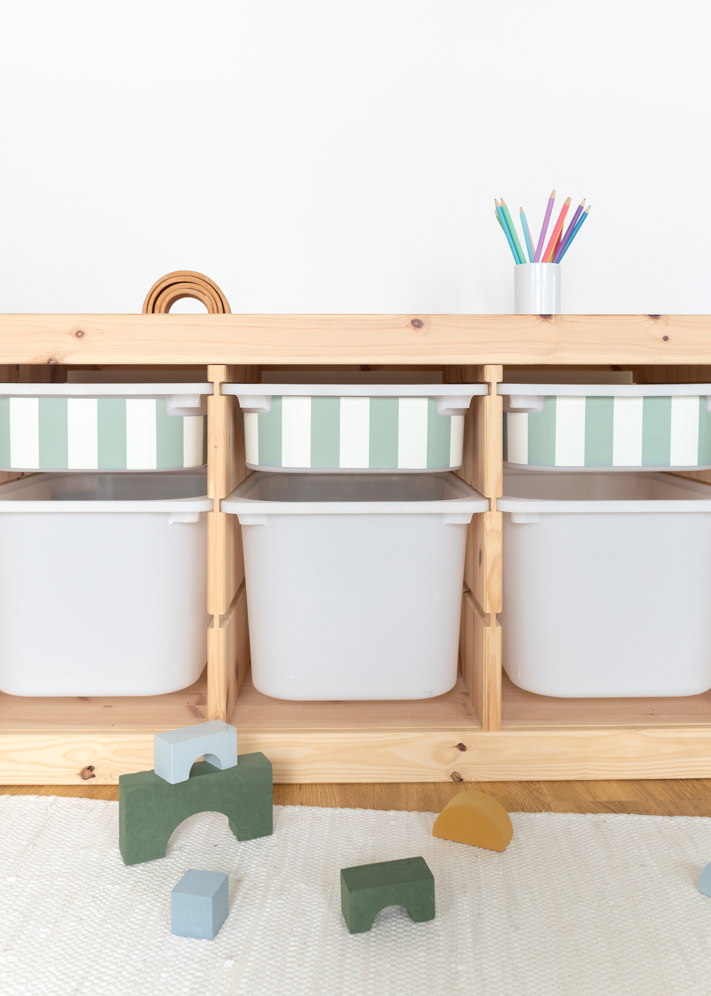 IKEA TROFAST Boxen im Streifenmuster, wieder ablösbar IKEA TROFAST Boxen im bunten Streifenmuster, wieder ablösbar und vielseitig einsetzbar