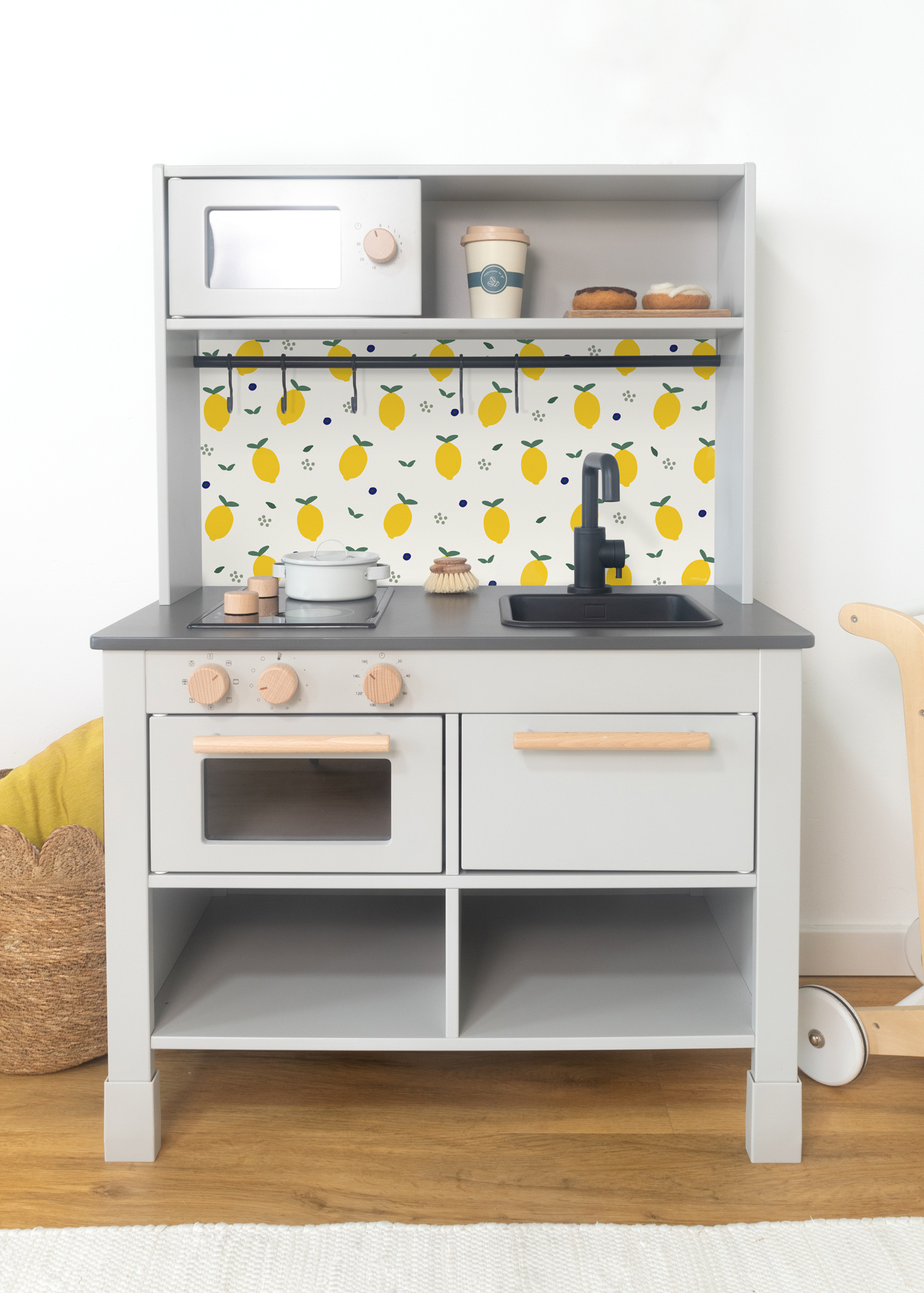 Möbelfolie mit Zitronen-Motiv Selbstklebende Möbelfolie mit frischen Zitronenmustern, passend für die IKEA SILLTRUT Kinderküche.