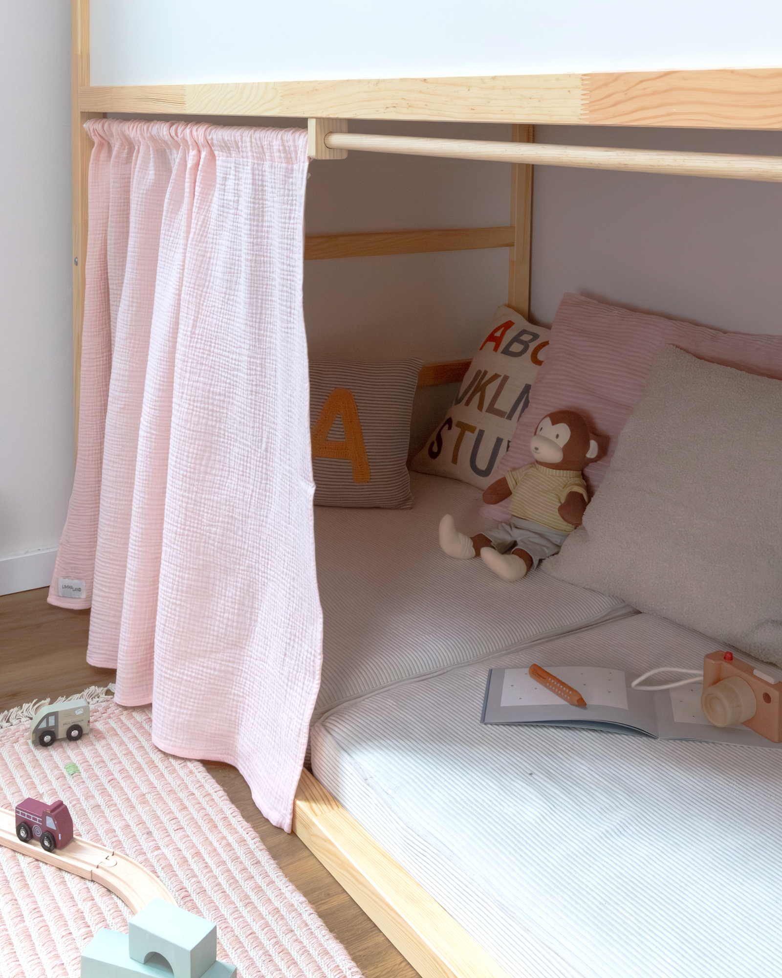 gardine ikea kura bett lille hule rosa eins 5