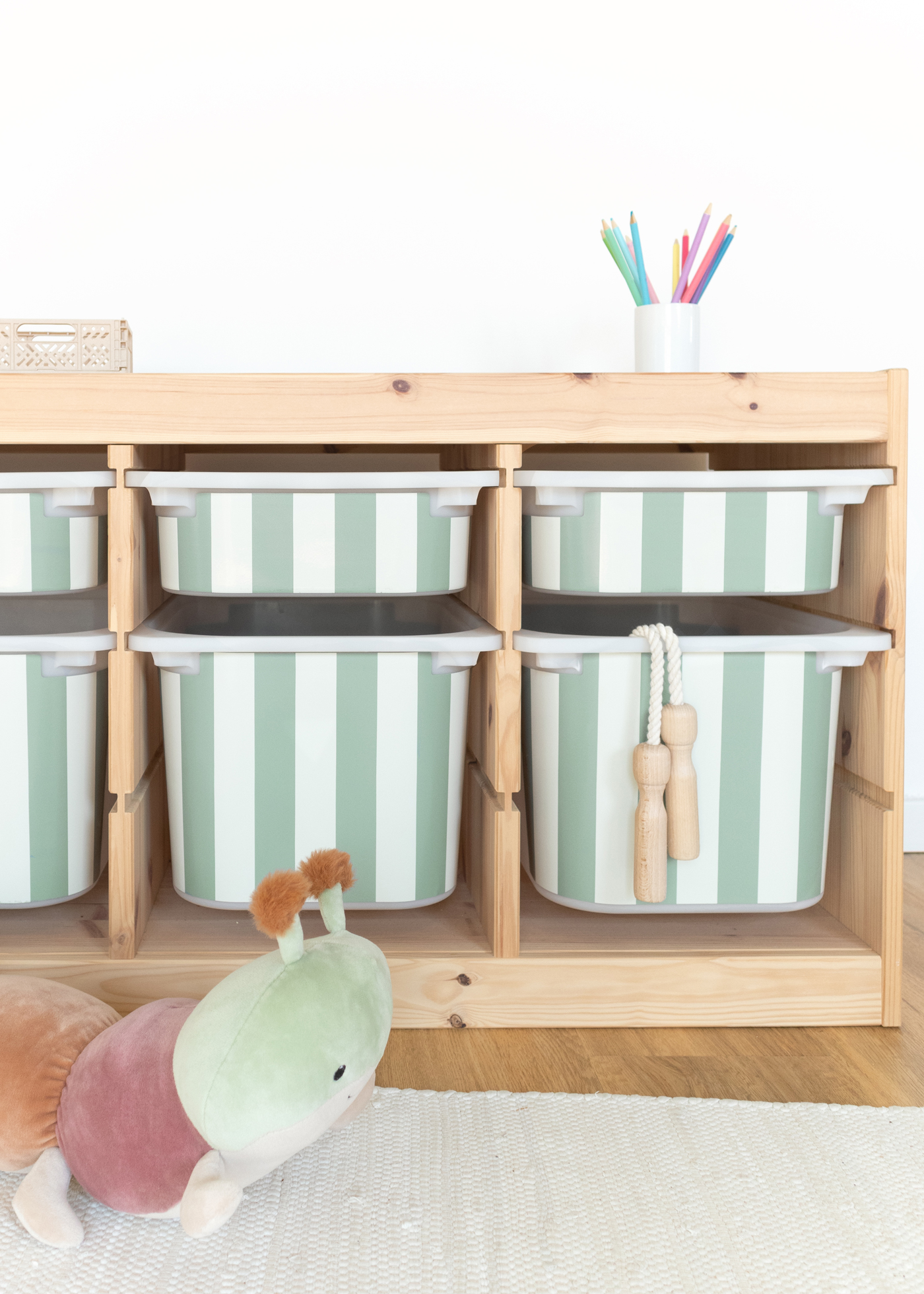 Schöne Klebefolie für IKEA TROFAST Regal, dekorativ Schöne Klebefolie für IKEA TROFAST Regal mit Streifenmuster, dekorativ und einfach anzubringen